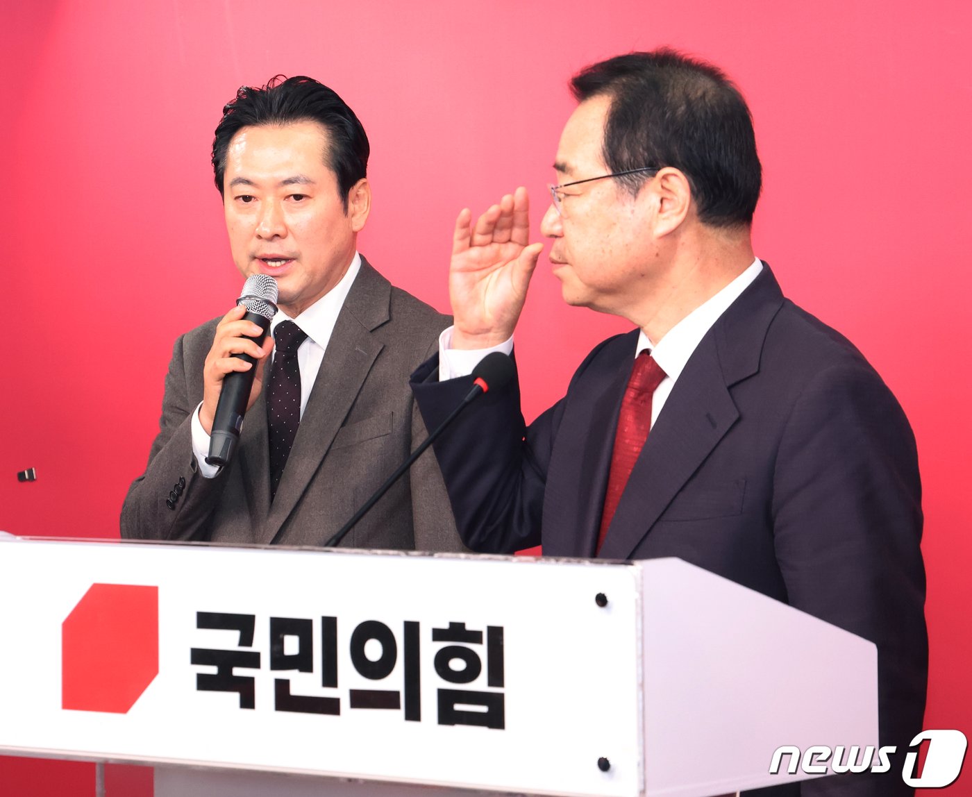 본문 이미지 - 정영환 국민의힘 공천관리위원장과 장동혁 사무총장이 15일 오전 서울 여의도 중앙당사에서 열린 제7차 공관위 회의 단수공천 심사 결과를 발표에서 취재진의 질문을 받고 있다. 2024.2.15/뉴스1 ⓒ News1 송원영 기자