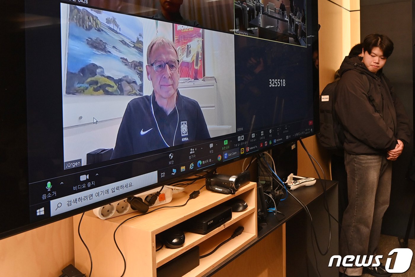 본문 이미지 - 위르겐 클린스만 대한민국 축구대표팀 감독이 15일 오전 서울 종로구 축구회관에서 열린 2024년 제1차 전력강화위원회에 화상으로 참여하고 있다. (공동취재) 2024.2.13/뉴스1 ⓒ News1 김진환 기자