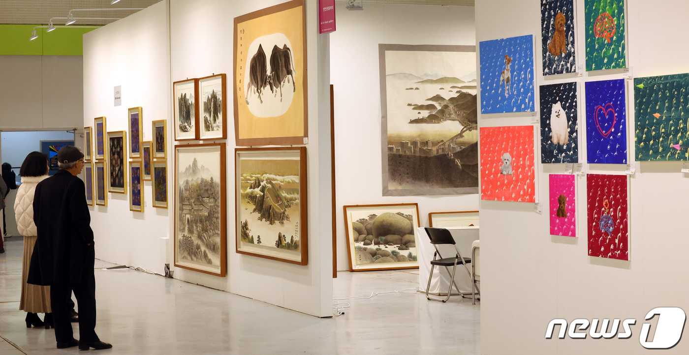 (서울=뉴스1) 김명섭 기자 = 15일 서울 강남구 코엑스에서 열린 2024월드아트엑스포에서 관람객들이 작품을 감상하고 있다.월드아트엑스포는 NFT, 메타버스 등의 다양한 장르와 …
