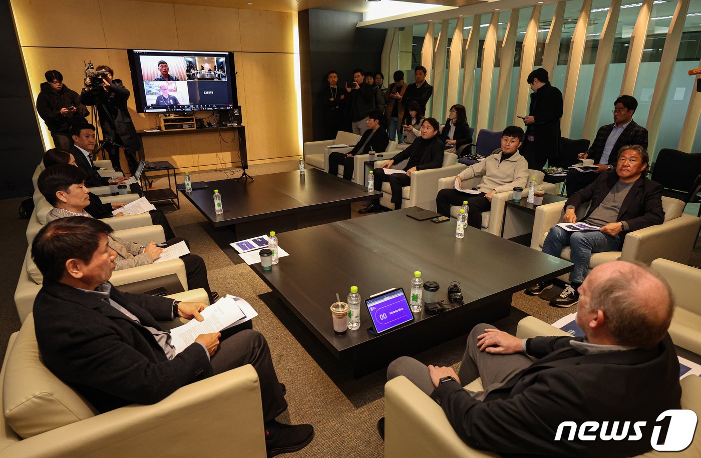 위르겐 클린스만 대한민국 축구대표팀 감독이 15일 오전 서울 종로구 축구회관에서 열린 2024년 제1차 전력강화위원회에 화상으로 참여하고 있다. 이 회의에는 마이클 뮐러 전력강화위원장과 위르겐 클린스만 한국 축구대표팀 감독, 그리고 전력강화위원 7명이 참석해 클린스만호가 아시안컵에서 보여준 경기력과 대회 준비 과정 등을 되짚어본다. &#40;공동취재&#41; 2024.2.13/뉴스1 ⓒ News1 김진환 기자