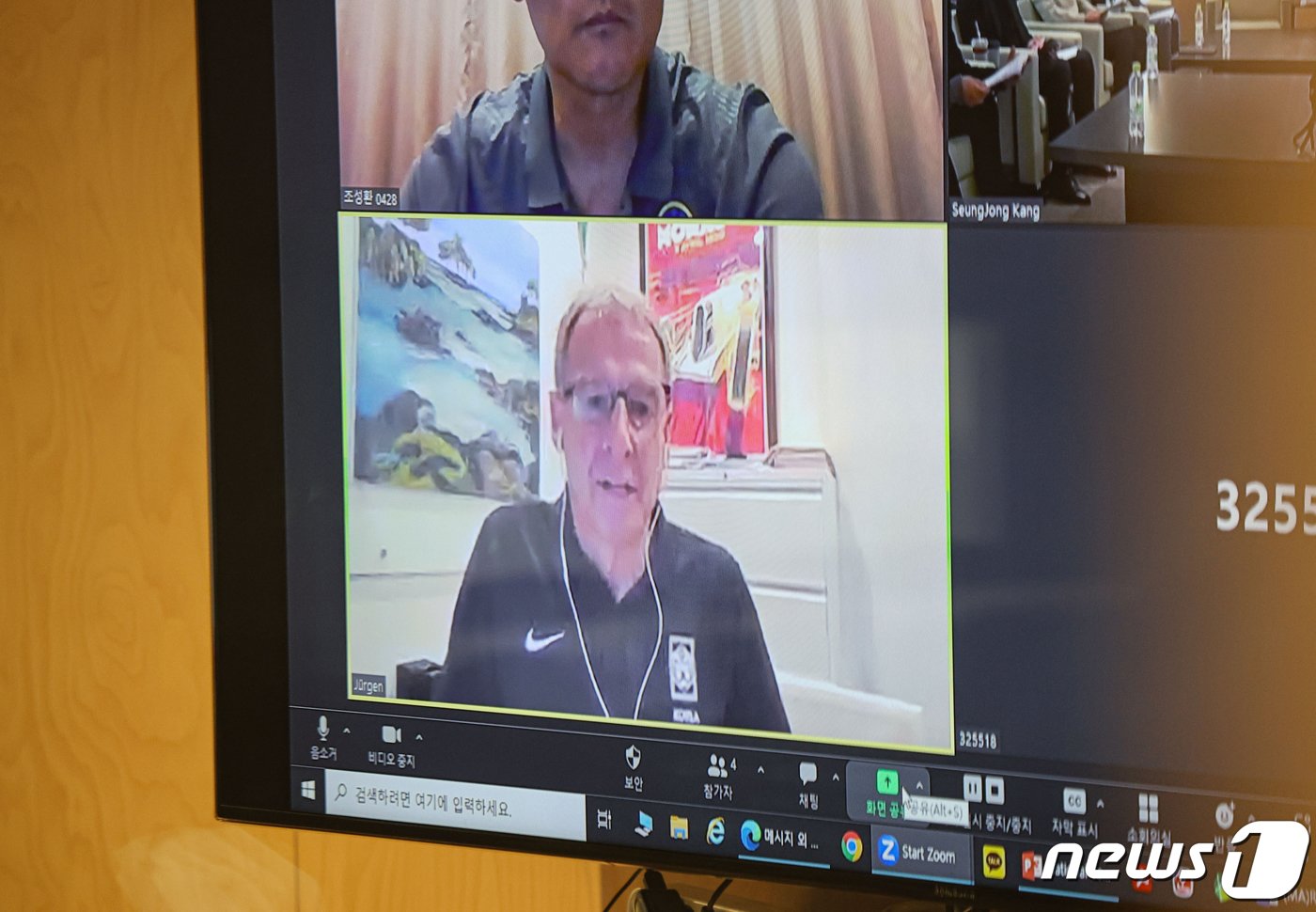 본문 이미지 - 위르겐 클린스만 대한민국 축구대표팀 감독이 15일 오전 서울 종로구 축구회관에서 열린 2024년 제1차 전력강화위원회에 화상으로 참여하고 있다. 이 회의에는 마이클 뮐러 전력강화위원장과 위르겐 클린스만 한국 축구대표팀 감독, 그리고 전력강화위원 7명이 참석해 클린스만호가 아시안컵에서 보여준 경기력과 대회 준비 과정 등을 되짚어본다. &#40;공동취재&#41; 2024.2.13/뉴스1 ⓒ News1 김진환 기자