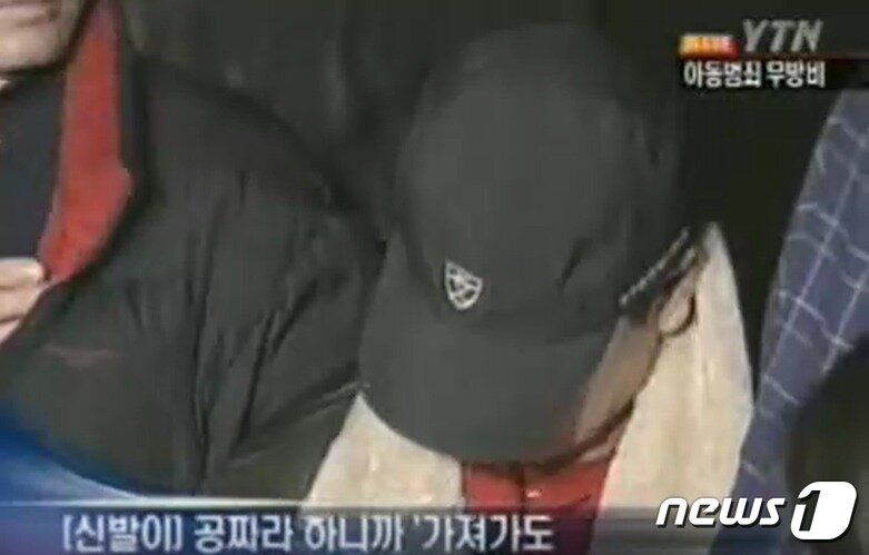 본문 이미지 -  2006년 2월 20일 현장검증에서 김장호가 '신발을 공짜로 주겠다'며 용산 초등생을 유인했음을 밝히고 있다. (YTN 갈무리) ⓒ 뉴스1