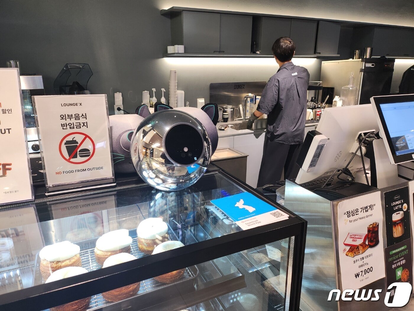 본문 이미지 - 15일 서울 여의도 라운드엑스 카페 진열대에 놓여진 홍채 인식 기기 '오브'.