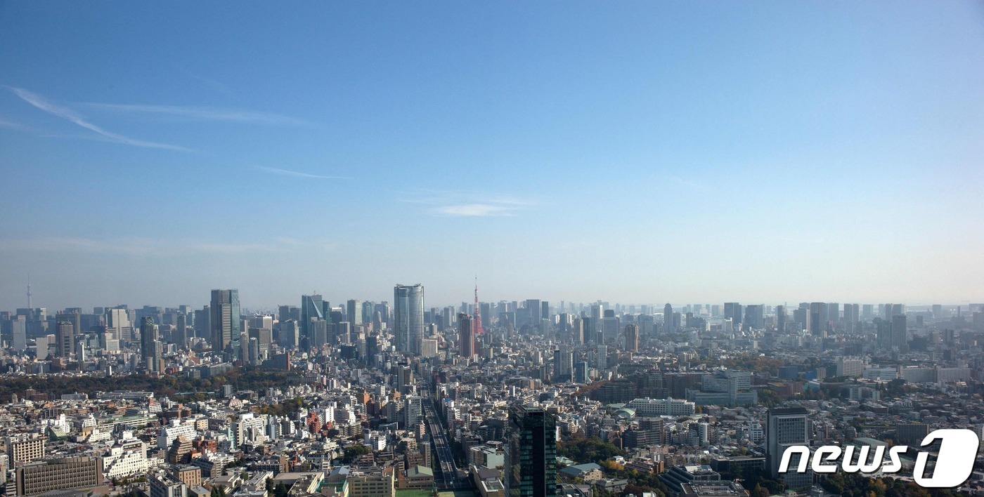 (도쿄 AFP=뉴스1) 권진영 기자 = 15일 쾌청한 일본 도쿄의 하늘. 이날 도쿄의 최고기온은 18.5도를 기록했으며 전국 68개 지역에서 올해 가장 높은 기온이 관측됐다. 20 …