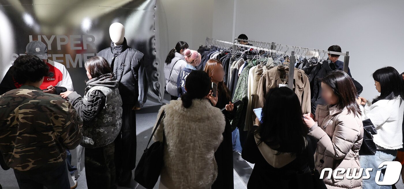 본문 이미지 - 15일 서울 용산구 현대카드 바이닐앤플라스틱에서 열린 무신사 입점 브랜드의 올해 가을·겨울(FW) 시즌 상품을 미리 확인할 수 있는 '24FW 무신사 시즌 프리뷰' 행사에서 참가자들이 다음 시즌 상품을 둘러보고 있다.2024.2.15/뉴스1 ⓒ News1 박지혜 기자