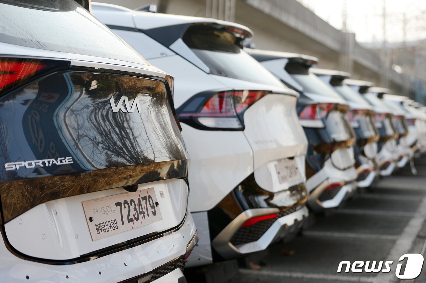 본문 이미지 - 15일 광주 광산구 평동역 환승주차장에 기아차 신차들이 주차돼 있다. 2024.2.15/뉴스1 ⓒ News1 이승현 기자