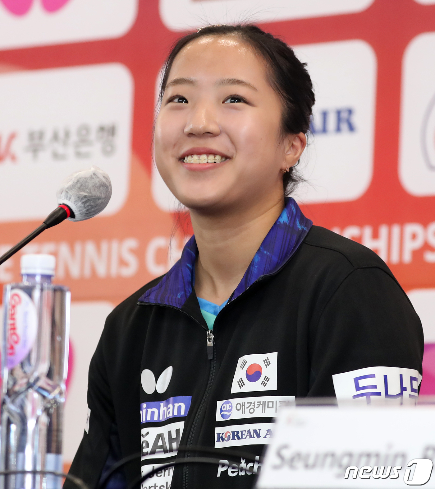 (부산=뉴스1) 윤일지 기자 = 탁구 국가대표 신유빈이 15일 오후 부산 해운대구 벡스코에서 'BNK부산은행 2024 부산세계탁구선수권대회'를 앞두고 공식 기자회견을 하고 있다. …
