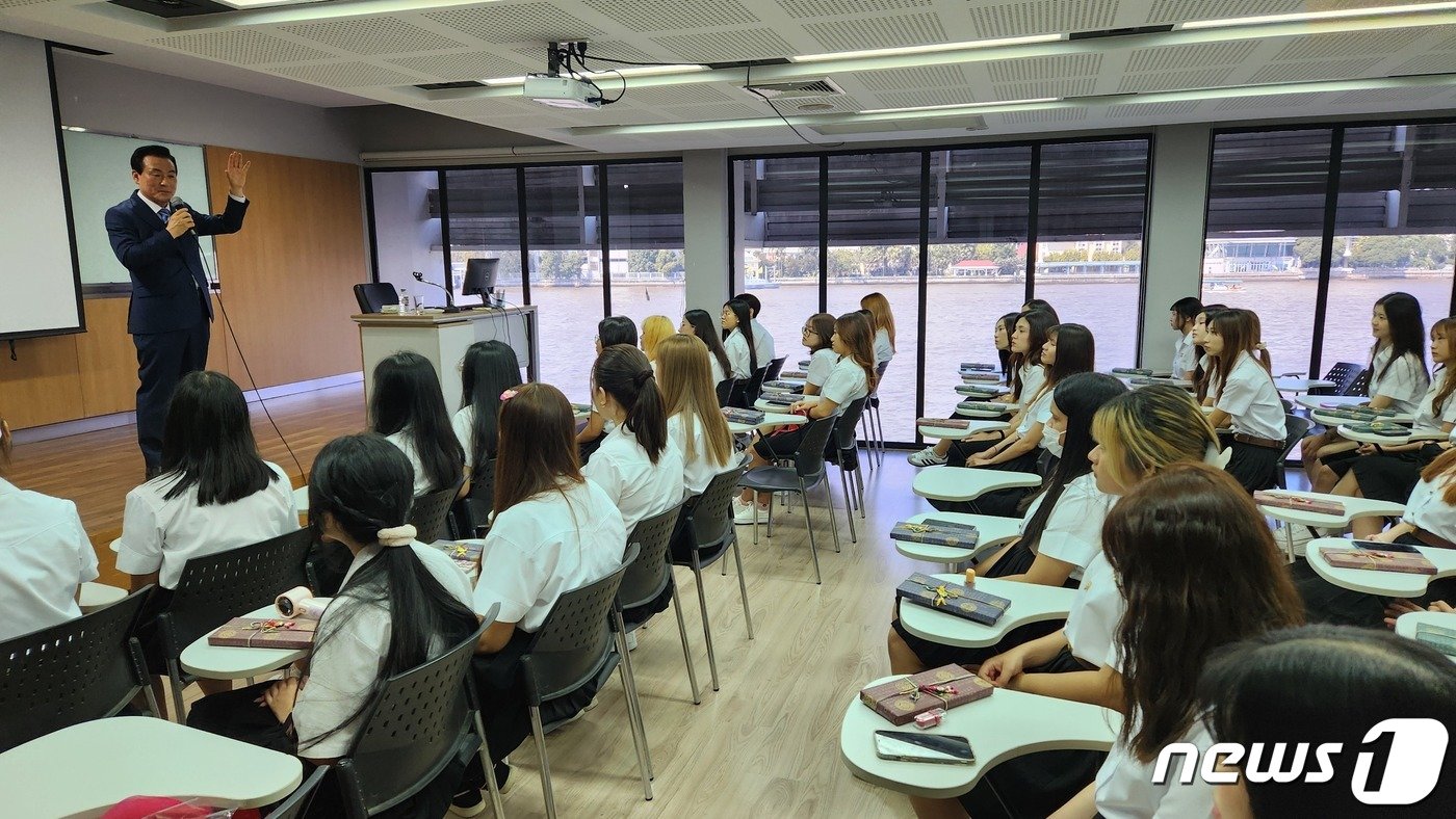  지난 14일 백성현 시장이 탐마삿대학교 한국학과 학생들을 대상으로 특강을 진행하고 있다. &#40;논산시 제공&#41; / 뉴스1