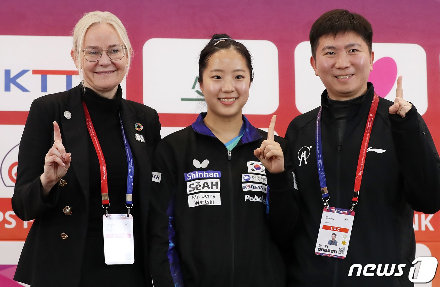 2월15일 오후 부산 해운대구 벡스코에서 열린 &#39;BNK부산은행 2024 부산세계탁구선수권대회&#39; 공식 기자회견에서 페트라 쇠링 국제탁구연맹&#40;ITTF&#41; 회장&#40;왼쪽부터&#41;, 탁구 국가대표 신유빈, 유승민 2024 부산세계탁구선수권대회 조직위원회 공동위원장이 기념 촬영을 하고 있다. 2024.2.15/뉴스1 ⓒ News1 윤일지 기자