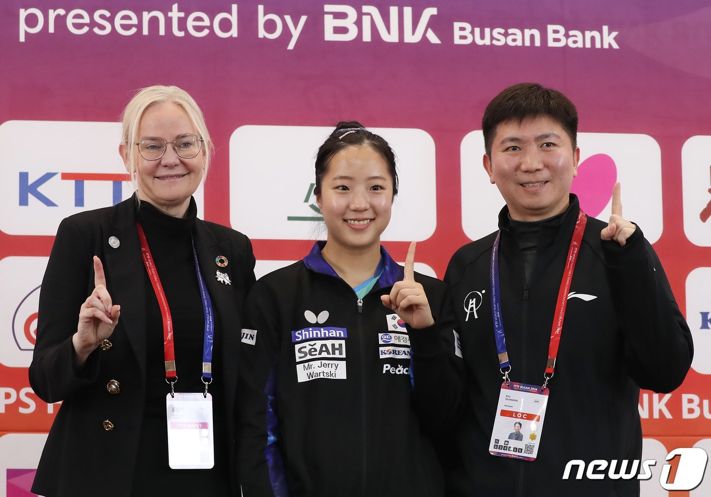 본문 이미지 - 15일 오후 부산 해운대구 벡스코에서 열린 'BNK부산은행 2024 부산세계탁구선수권대회' 공식 기자회견에서 페트라 쇠링 국제탁구연맹(ITTF) 회장(왼쪽부터), 탁구 국가대표 신유빈, 유승민 2024 부산세계탁구선수권대회 조직위원회 공동위원장이 기념 촬영을 하고 있다. 2024.2.15/뉴스1 ⓒ News1 윤일지 기자