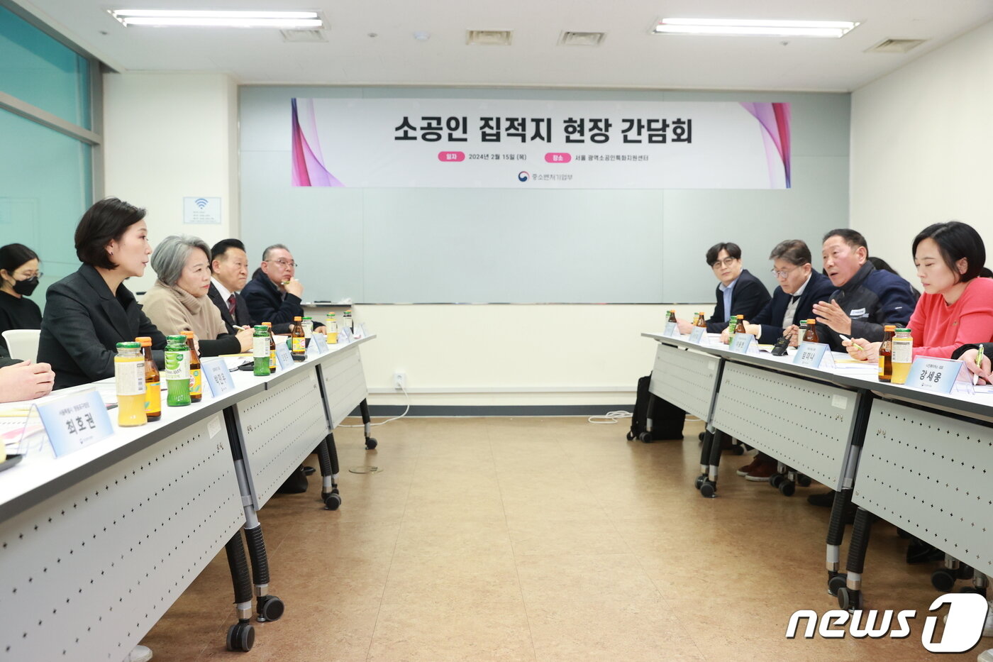 본문 이미지 - 오영주 중소벤처기업부 장관(왼쪽)이 서울 영등포구 광역 소공인특화지원센터에서 열린 '소공인 집적지 현장 간담회'에서 소공인업체 대표의 의견을 청취하고 있다. (중소벤처기업부 제공) /뉴스1