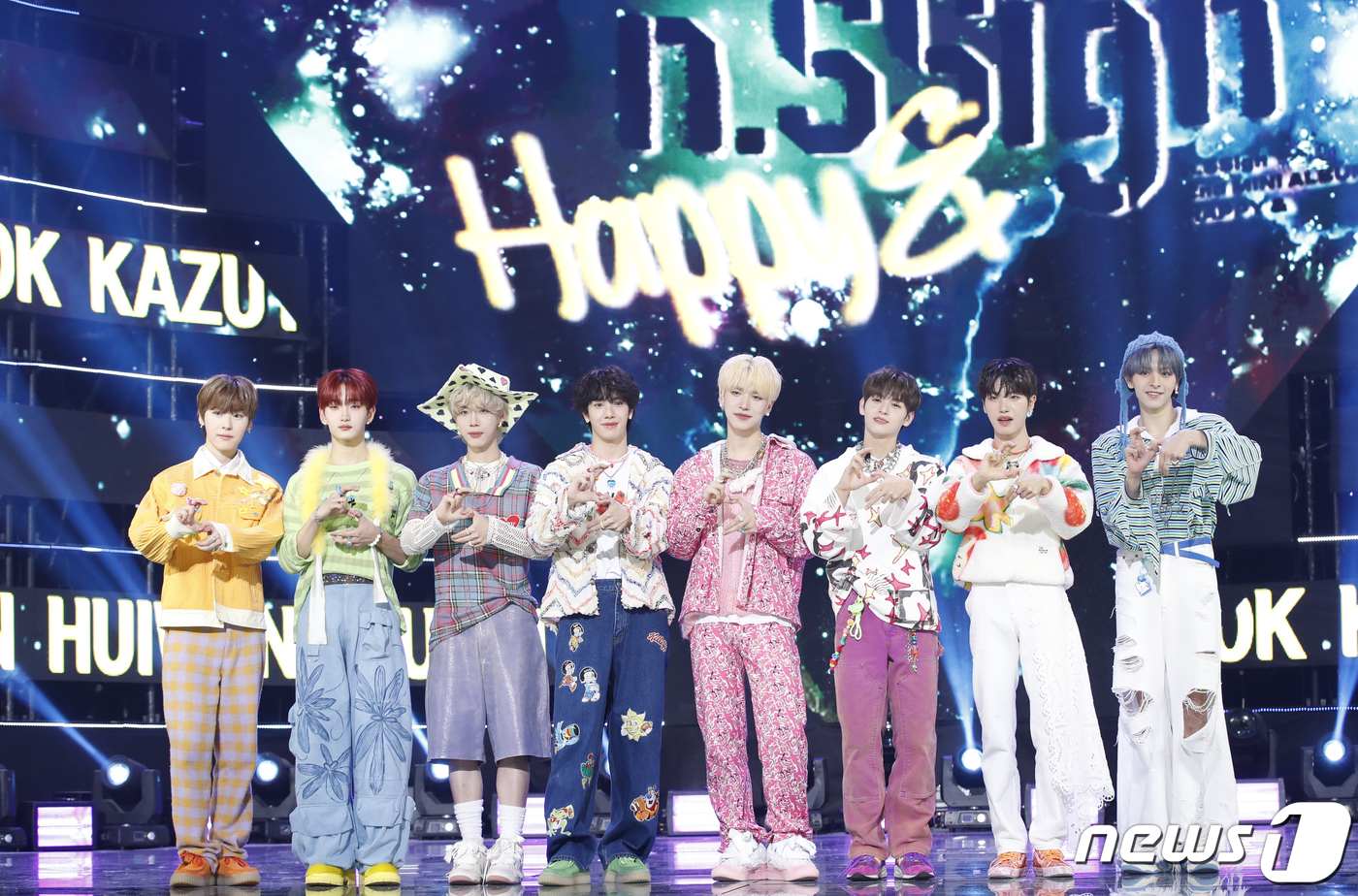 (서울=뉴스1) 권현진 기자 = 그룹 엔싸인(n.SSign)이 15일 오후 서울 마포구 SBS프리즘타워에서 가진 미니 2집 ‘해피 앤드(Happy &)’ 발매 기념 쇼케이스에서 포 …