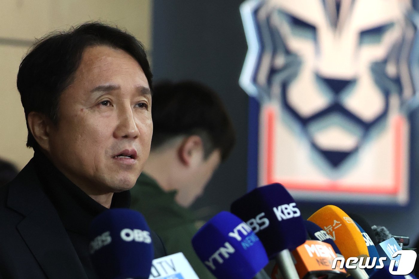 본문 이미지 - 황보관 대한축구협회 기술본부장이 15일 오후 서울 종로구 신문로 축구회관에서 열린 2024년 제1차 전력강화위원회를 마친 뒤 회의 결과를 밝히고 있다. 2024.2.15/뉴스1 ⓒ News1 김진환 기자