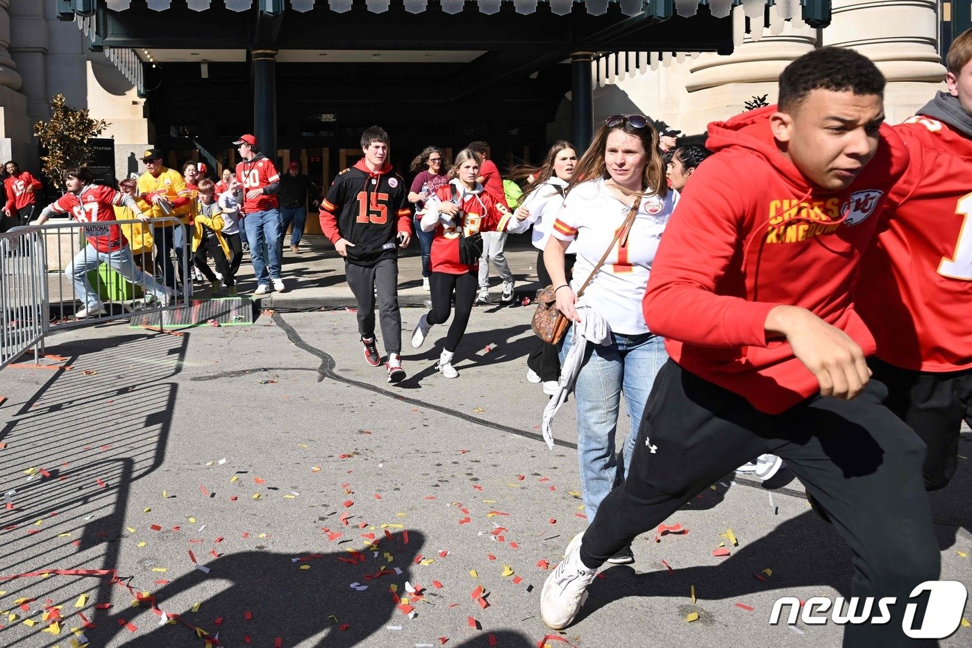 본문 이미지 - 14일(현지시간) 미국 미주리주 캔자스시티에서 열린 미국프로풋볼(NFL)팀 캔자스시티 치프스의 슈퍼볼 우승 축하 퍼레이드 도중 총격이 발생해 1명이 숨지고 22명이 다쳤다. 사진은 총격을 피해 달아나는 시민들의 모습. 2024.02.14/ ⓒ AFP=뉴스1 ⓒ News1 박재하 기자