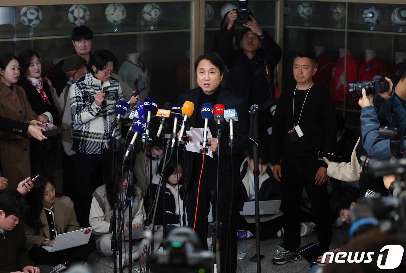 황보관 대한축구협회 기술본부장이 15일 오후 서울 종로구 신문로 축구회관에서 열린 2024년 제1차 전력강화위원회를 마친 뒤 취재진 질문에 답변하고 있다. 2024.2.15/뉴스1 ⓒ News1 김진환 기자