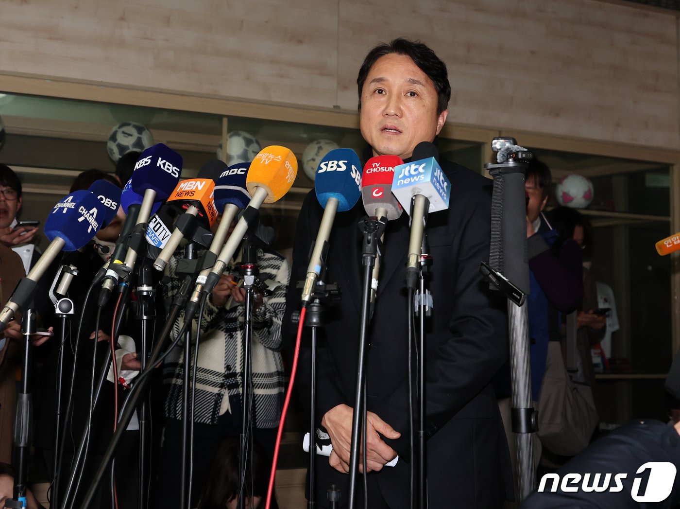 황보관 대한축구협회 기술본부장이 15일 오후 서울 종로구 신문로 축구회관에서 열린 2024년 제1차 전력강화위원회를 마친 뒤 취재진 질문에 답변하고 있다. 2024.2.15/뉴스1 ⓒ News1 김진환 기자