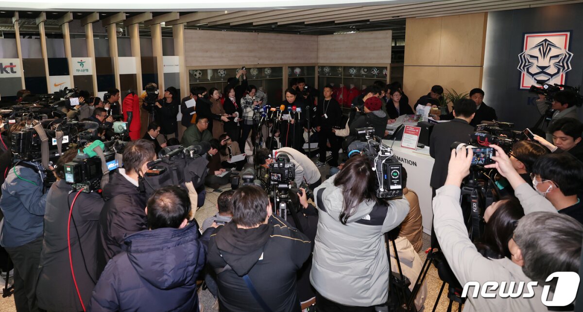 황보관 대한축구협회 기술본부장이 15일 오후 서울 종로구 신문로 축구회관에서 열린 2024년 제1차 전력강화위원회를 마친 뒤 회의 내용을 발표하고 있다. 2024.2.15/뉴스1 © News1 김진환 기자