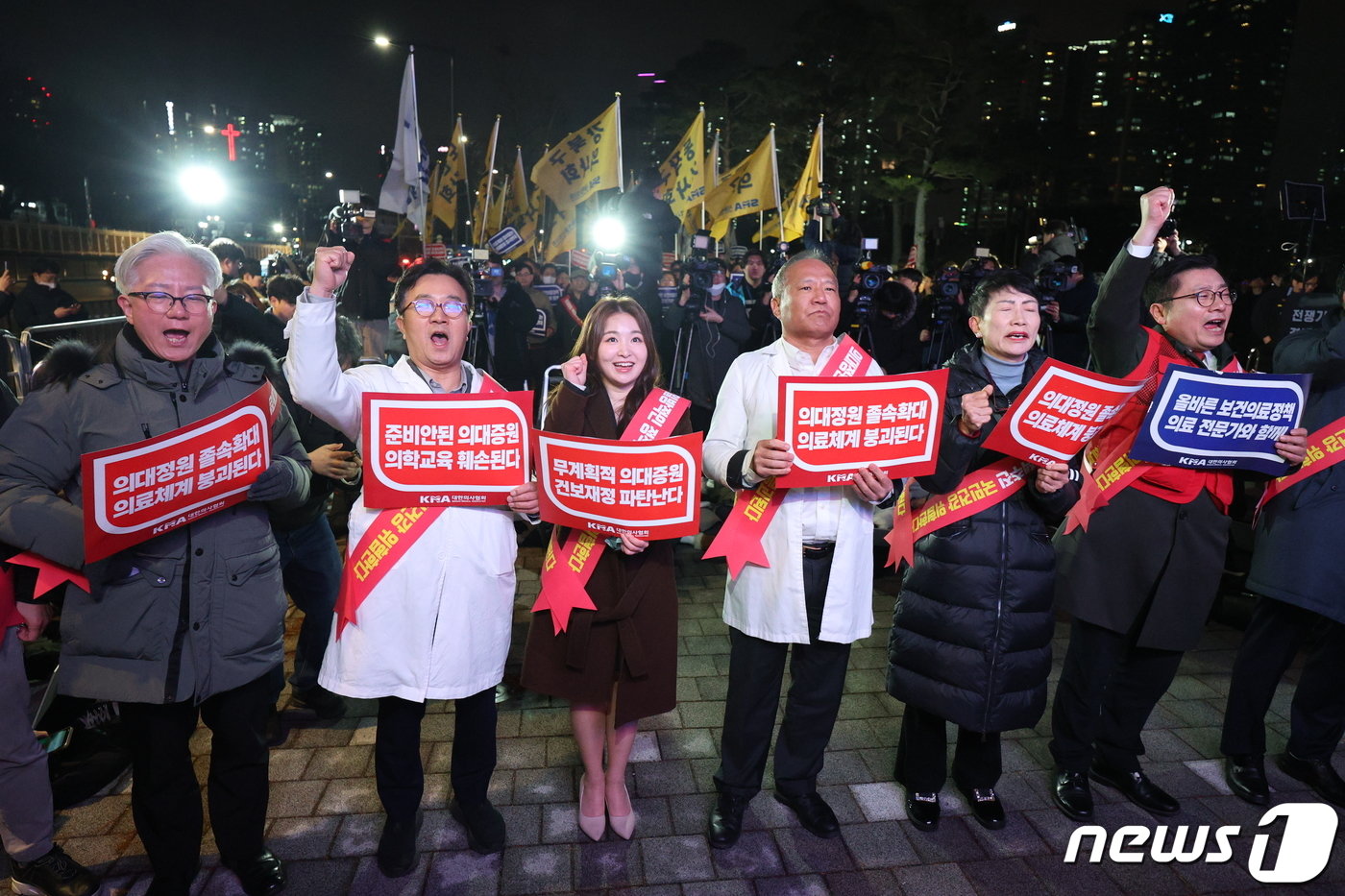 서울시의사회 회원들이 15일 오후 서울 용산구 전쟁기념관 앞에서 열린 의대 정원 증원 저지를 위한 궐기대회에서 구호를 외치고 있다. 2024.2.15/뉴스1 ⓒ News1 신웅수 기자