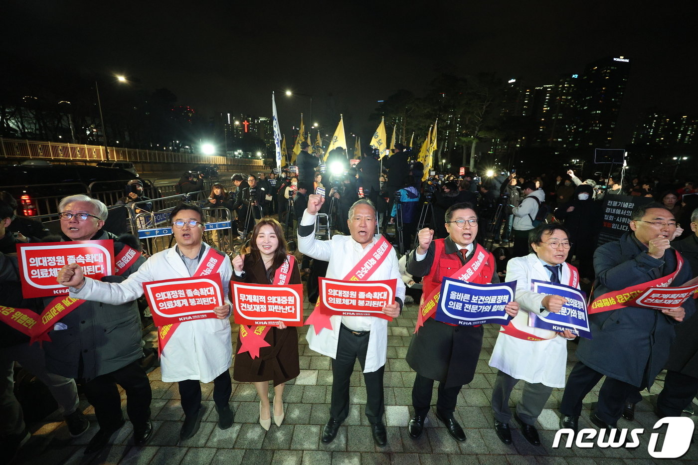 서울시의사회 회원들이 15일 오후 서울 용산구 전쟁기념관 앞에서 열린 의대 정원 증원 저지를 위한 궐기대회에서 구호를 외치고 있다. 2024.2.15/뉴스1 ⓒ News1 신웅수 기자