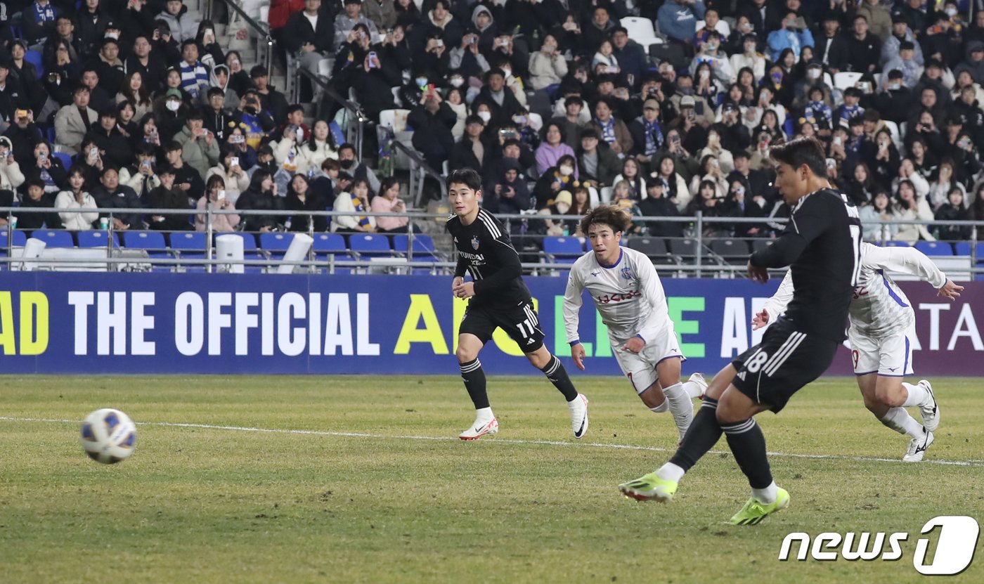 본문 이미지 - 15일 오후 울산 문수축구경기장에서 열린 '2023-2024 아시아축구연맹(AFC) 챔피언스리그(ACL)' 16강 1차전 울산 HD FC와 반포레 고후의 경기에서 울산 주민규가 페널티킥 골을 넣고 있다. 2024.2.15/뉴스1 ⓒ News1 조민주 기자