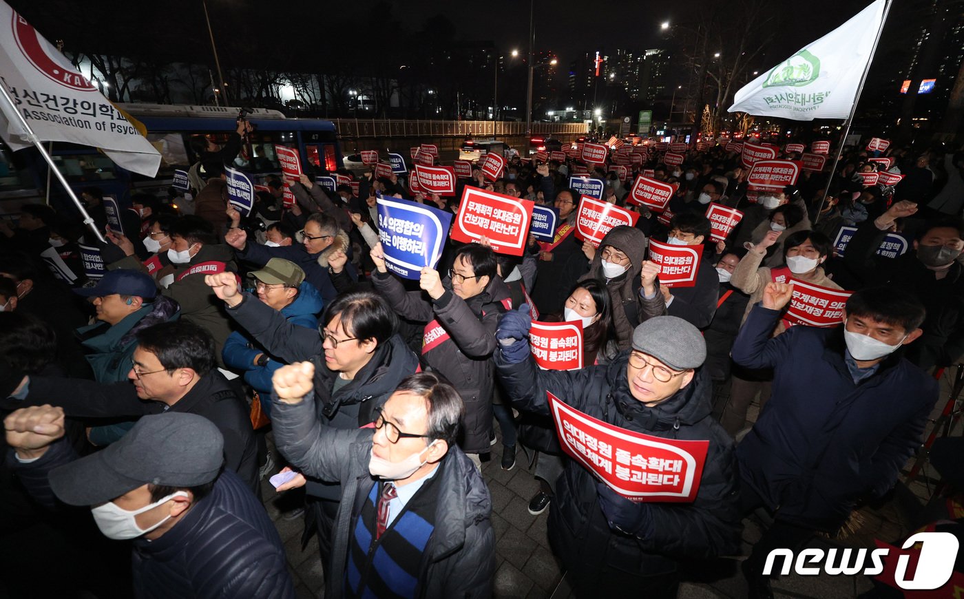 본문 이미지 - 서울시의사회 회원들이 15일 오후 서울 용산구 전쟁기념관 앞에서 열린 의대 정원 증원 저지를 위한 궐기대회에서 의대 증원을 규탄하는 퍼포먼스를 하고 있다. 2024.2.15/뉴스1 ⓒ News1 신웅수 기자
