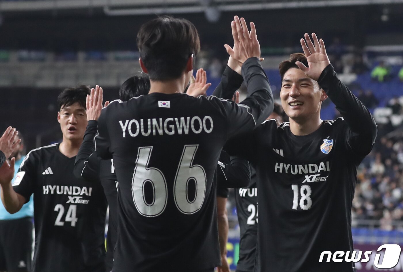본문 이미지 - 15일 오후 울산 문수축구경기장에서 열린 '2023-2024 아시아축구연맹(AFC) 챔피언스리그(ACL) 16강 1차전 울산 HD FC와 반포레 고후의 경기에서 울산 설영우가 팀의 세 번째 골을 넣은 뒤 주민규와 하이파이브를 하고 있다. 2024.2.15/뉴스1 ⓒ News1 조민주 기자