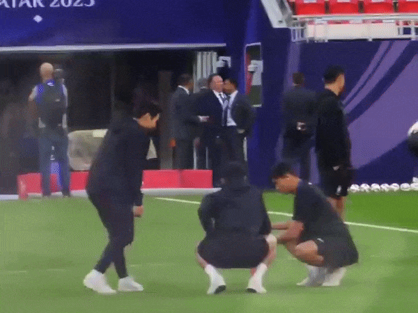 본문 이미지 - 왼쪽부터 이강인, 설영우, 정우영이 물병던지기 놀이 하는 모습. (엑스 갈무리) 