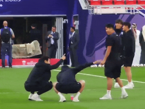 본문 이미지 - 왼쪽부터 이강인, 설영우, 정우영이 물병던지기 놀이 하는 모습. (엑스 갈무리)