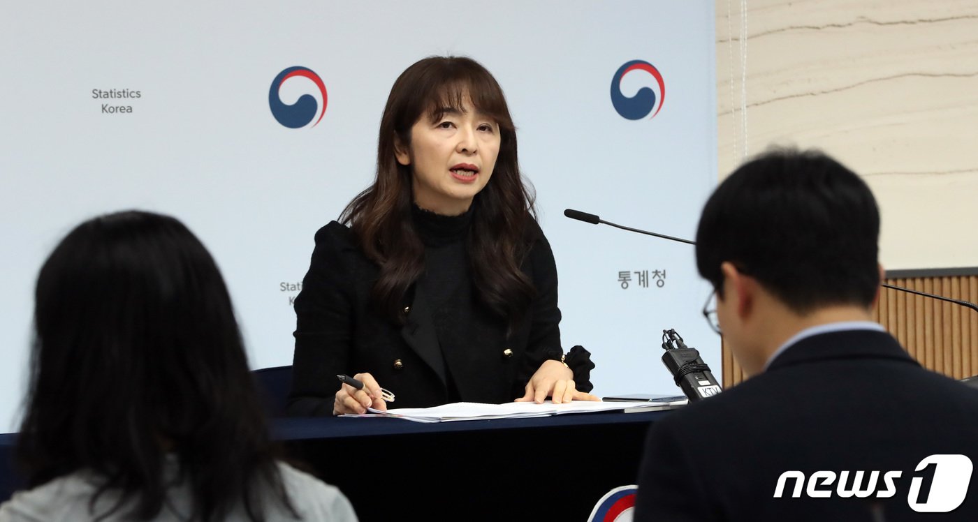 본문 이미지 - 서운주 통계청 사회통계국장이 16일 오전 세종시 정부세종청사에서 2024년 1월 고용동향 결과를 발표하고 있다. OECD 비교기준 15~64세 고용률은 68.7%로 전년동월대비 0.9%p, 실업률은 3.7%로 전년동월대비 0.1%p 각각 상승하였고, 취업자는 2,774만 3,000명으로 전년동월대비 38만 명 증가하였다고 밝혔다.2024.2.16/뉴스1 ⓒ News1 김기남 기자