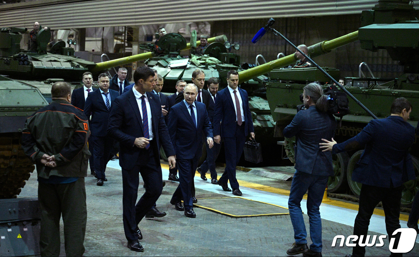 (니즈니타길 로이터=뉴스1) 우동명 기자 = 블라디미르 푸틴 러시아 대통령이 15일(현지시간) 우랄 지역 니즈니타길에 있는 우랄바곤자보드 군수 공장을 방문하고 있다. 2024. 2 …