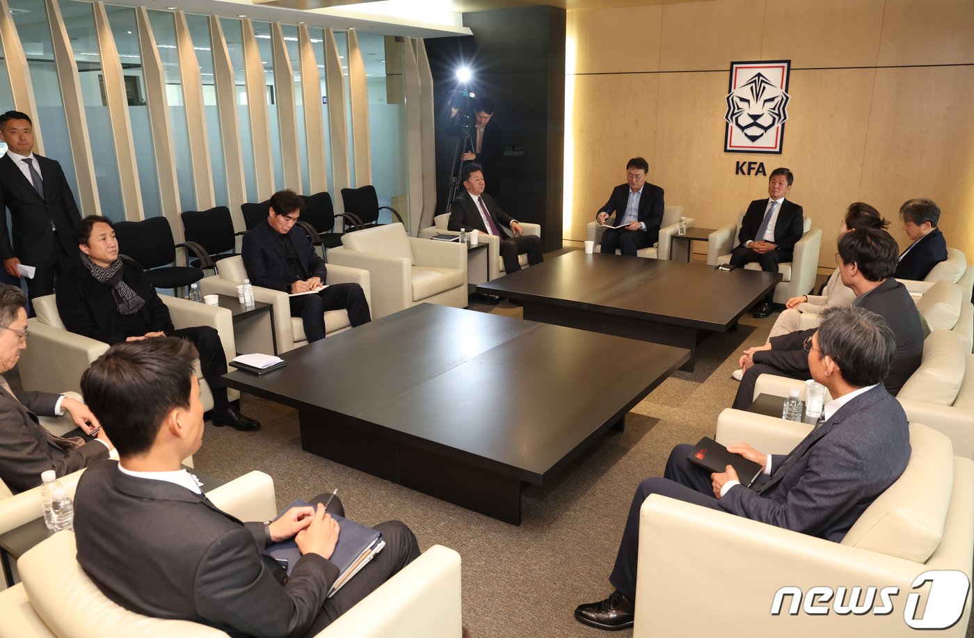 본문 이미지 - 정몽규 대한축구협회장을 비롯한 주요 임원들이 16일 오전 서울 종로구 축구회관에서 축구대표팀 사안 관련 임원회의에 참석해 있다. (공동취재) 2024.2.16/뉴스1 ⓒ News1 이광호 기자