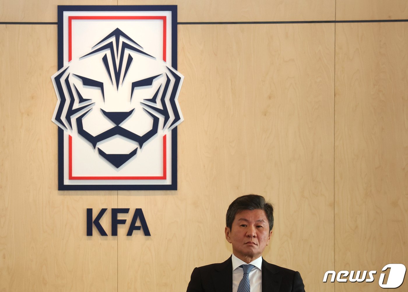 본문 이미지 - 정몽규 대한축구협회장이 16일 오전 서울 종로구 축구회관에서 열린 축구대표팀 사안 관련 임원회의에 참석해 있다. 이날 임원회의에서는 국가대표전력강화위원회의 위르겐 클린스만 감독 경질 건의를 비롯한 국가대표팀 현안을 논의한다.(공동취재) 2024.2.16/뉴스1 ⓒ News1 이광호 기자