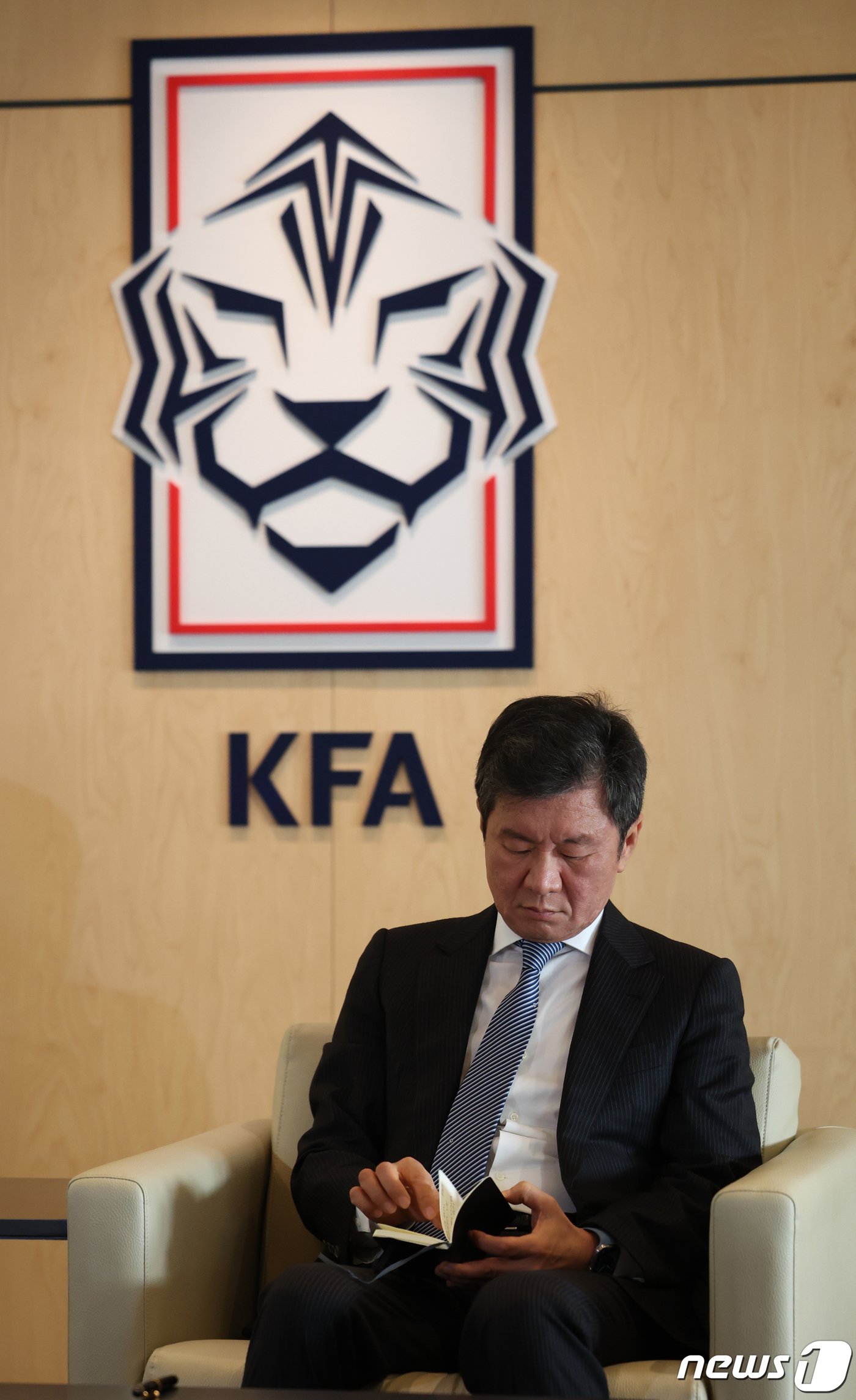 본문 이미지 - 정몽규 대한축구협회장이 16일 오전 서울 종로구 축구회관에서 열린 축구대표팀 사안 관련 임원회의에 참석해 있다.(공동취재) 2024.2.16/뉴스1 ⓒ News1 이광호 기자