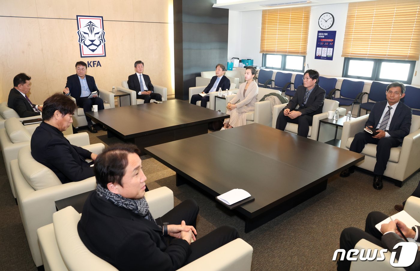 본문 이미지 - 정몽규 대한축구협회장을 비롯한 주요 임원들이 16일 오전 서울 종로구 축구회관에서 축구대표팀 사안 관련 임원회의에 참석해 있다. (공동취재) 2024.2.16/뉴스1 ⓒ News1 이광호 기자