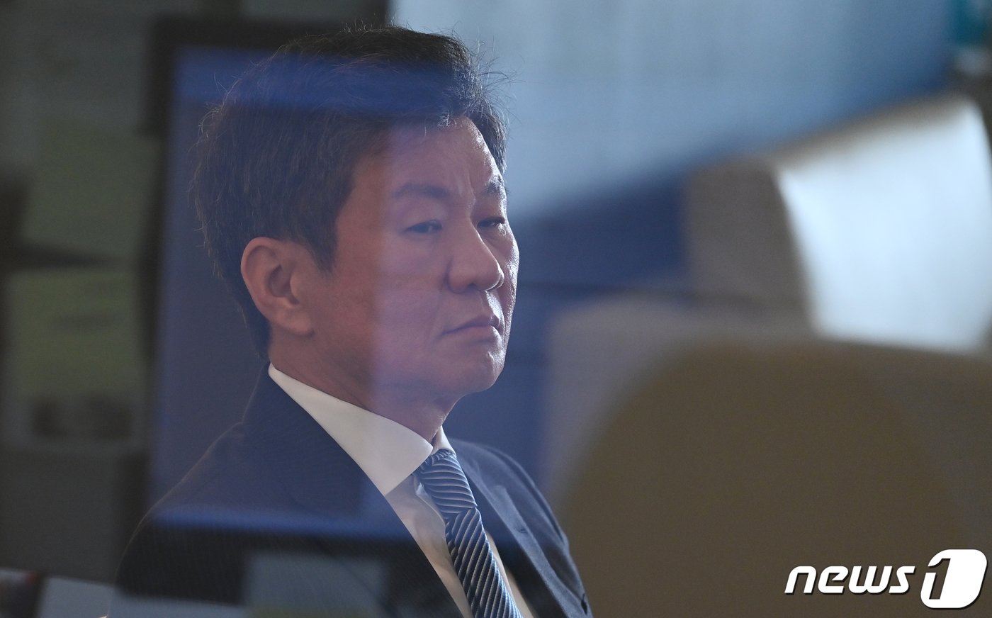 본문 이미지 - 정몽규 대한축구협회장이 16일 오전 서울 종로구 축구회관에서 열린 축구대표팀 사안 관련 임원회의에 참석해 있다. 이날 임원회의에서는 국가대표전력강화위원회의 위르겐 클린스만 감독 경질 건의를 비롯한 국가대표팀 현안을 논의한다.(공동취재) 2024.2.16/뉴스1 ⓒ News1 이광호 기자