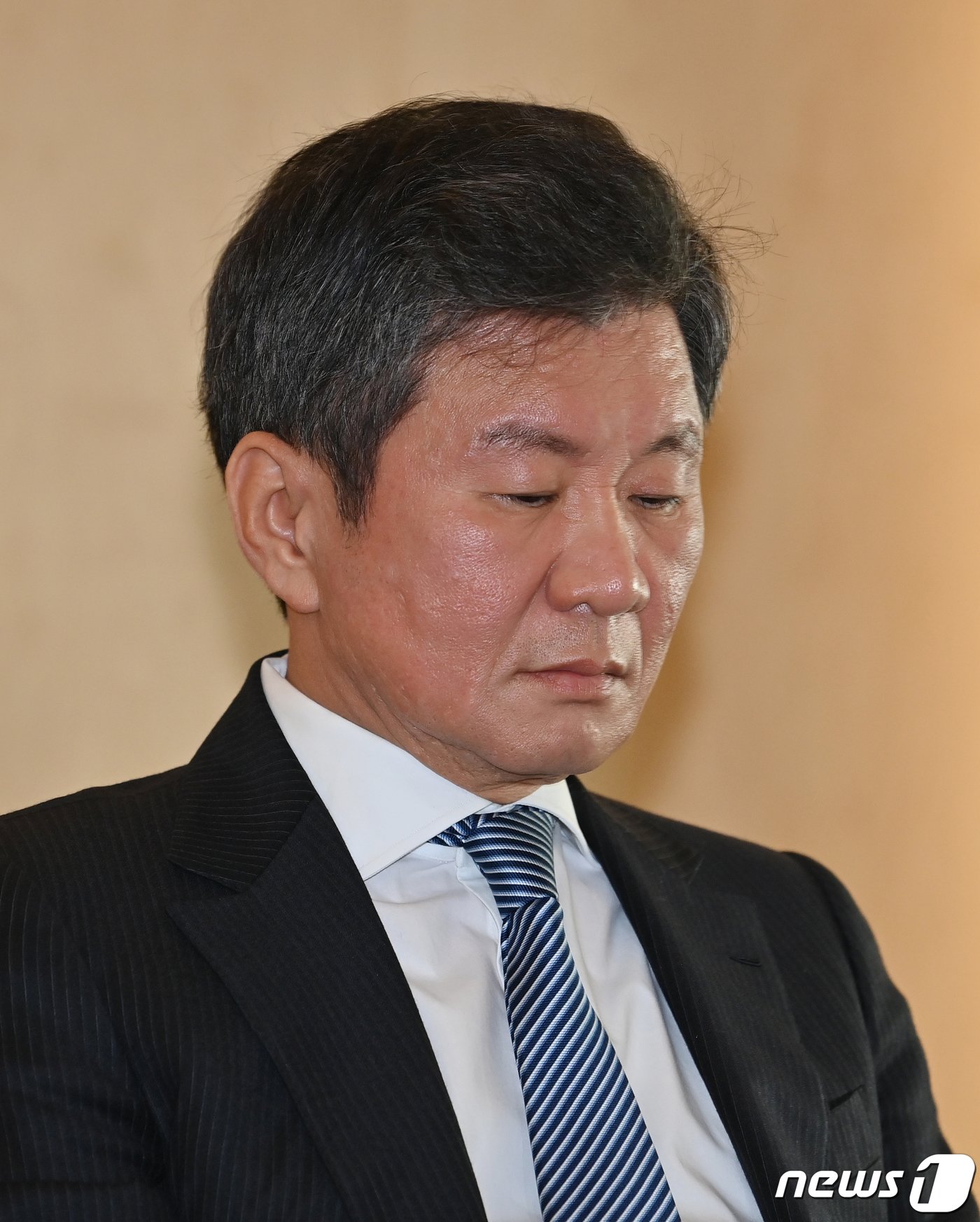 본문 이미지 - 정몽규 대한축구협회장이 16일 오전 서울 종로구 축구회관에서 열린 축구대표팀 사안 관련 임원회의에 참석해 있다. (공동취재) 2024.2.16/뉴스1 ⓒ News1 이광호 기자