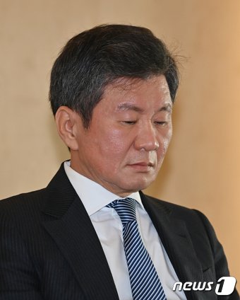 본문 이미지 - 정몽규 대한축구협회장이 16일 오전 서울 종로구 축구회관에서 열린 축구대표팀 사안 관련 임원회의에 참석해 있다. 이날 임원회의에서는 국가대표전력강화위원회의 위르겐 클린스만 감독 경질 건의를 비롯한 국가대표팀 현안을 논의한다.(공동취재) 2024.2.16/뉴스1 ⓒ News1 이광호 기자