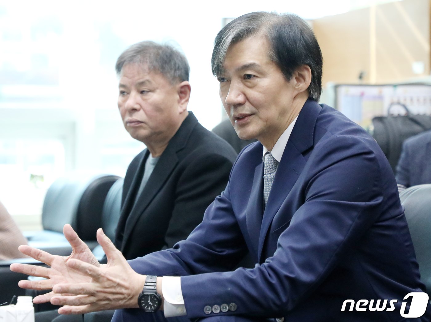 본문 이미지 - 조국 전 법무부 장관이 16일 전북 전주시 전북특별자치도의회 기자실을 찾아 신당 관련 간담회를 열고 질의에 답변을 하고 있다. 2024.2.16/뉴스1 ⓒ News1 유경석 기자