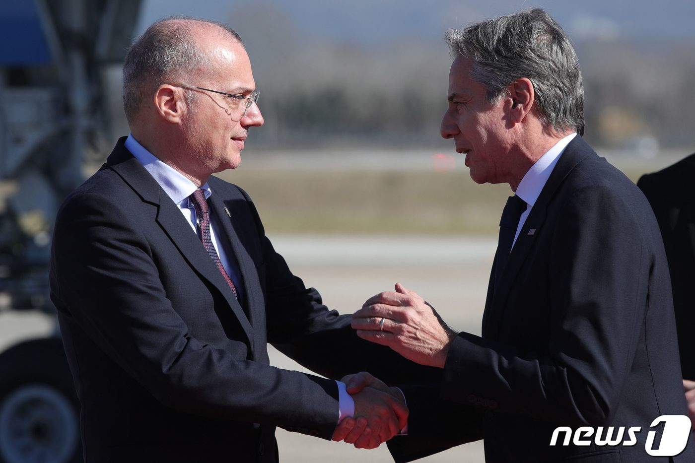 (티라나 AFP=뉴스1) 우동명 기자 = 토니 블링컨 미국 국무장관이 15일(현지시간) 유럽 순방 중 티라나 국제 공항에 도착해 이글리 하사니 알바니아 외무장관의 영접을 받고 있다 …