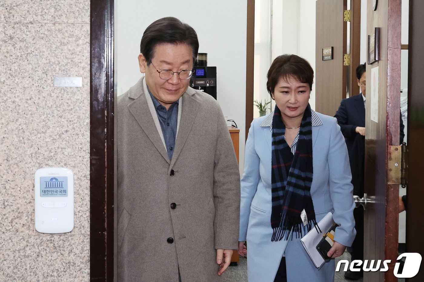 본문 이미지 - 이재명 더불어민주당 대표(왼쪽)가 16일 오전 서울 여의도 국회에서 이언주 전 의원과 차담회를 마치고 이동하고 있다. 이날 이 전 의원은 더불어민주당에 복당했다. (공동취재) 2024.2.16/뉴스1 ⓒ News1 ,송원영 기자