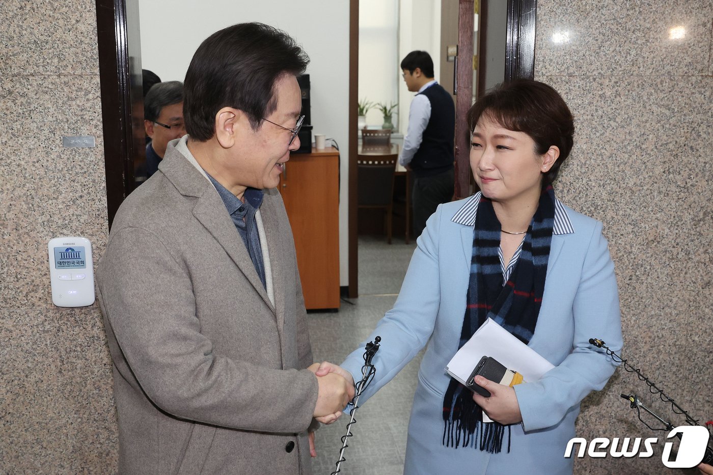 본문 이미지 - 이재명 더불어민주당 대표(왼쪽)가 16일 오전 서울 여의도 국회에서 이언주 전 의원과 차담회를 마치고 악수를 하고 있다. 이날 이 전 의원은 더불어민주당에 복당했다. (공동취재) 2024.2.16/뉴스1 ⓒ News1 ,송원영 기자