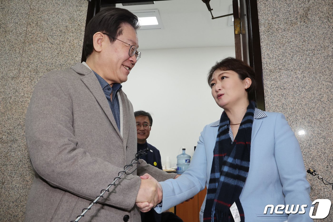 본문 이미지 - 이재명 더불어민주당 대표(왼쪽)가 16일 오전 서울 여의도 국회에서 이언주 전 의원과 차담회를 마치고 악수를 하고 있다. 이날 이 전 의원은 더불어민주당에 복당했다. (공동취재) 2024.2.16/뉴스1 ⓒ News1 송원영 기자