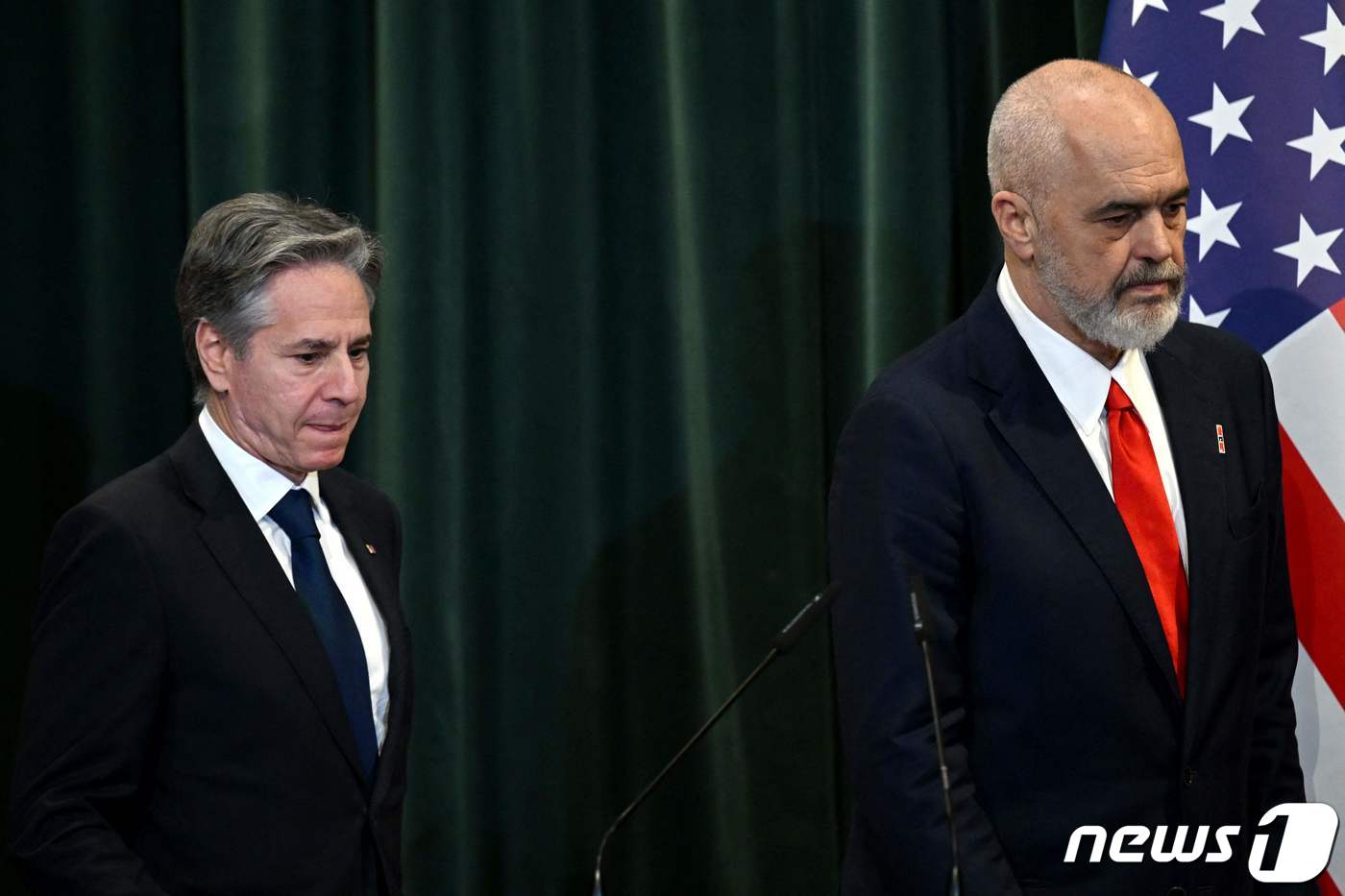 (티라나 AFP=뉴스1) 우동명 기자 = 토니 블링컨 미국 국무장관이 15일(현지시간) 유럽 순방 중 티라나에서 에디 라마 알바니아 총리와 회담을 마친 뒤 기자회견을 하고 있다. …