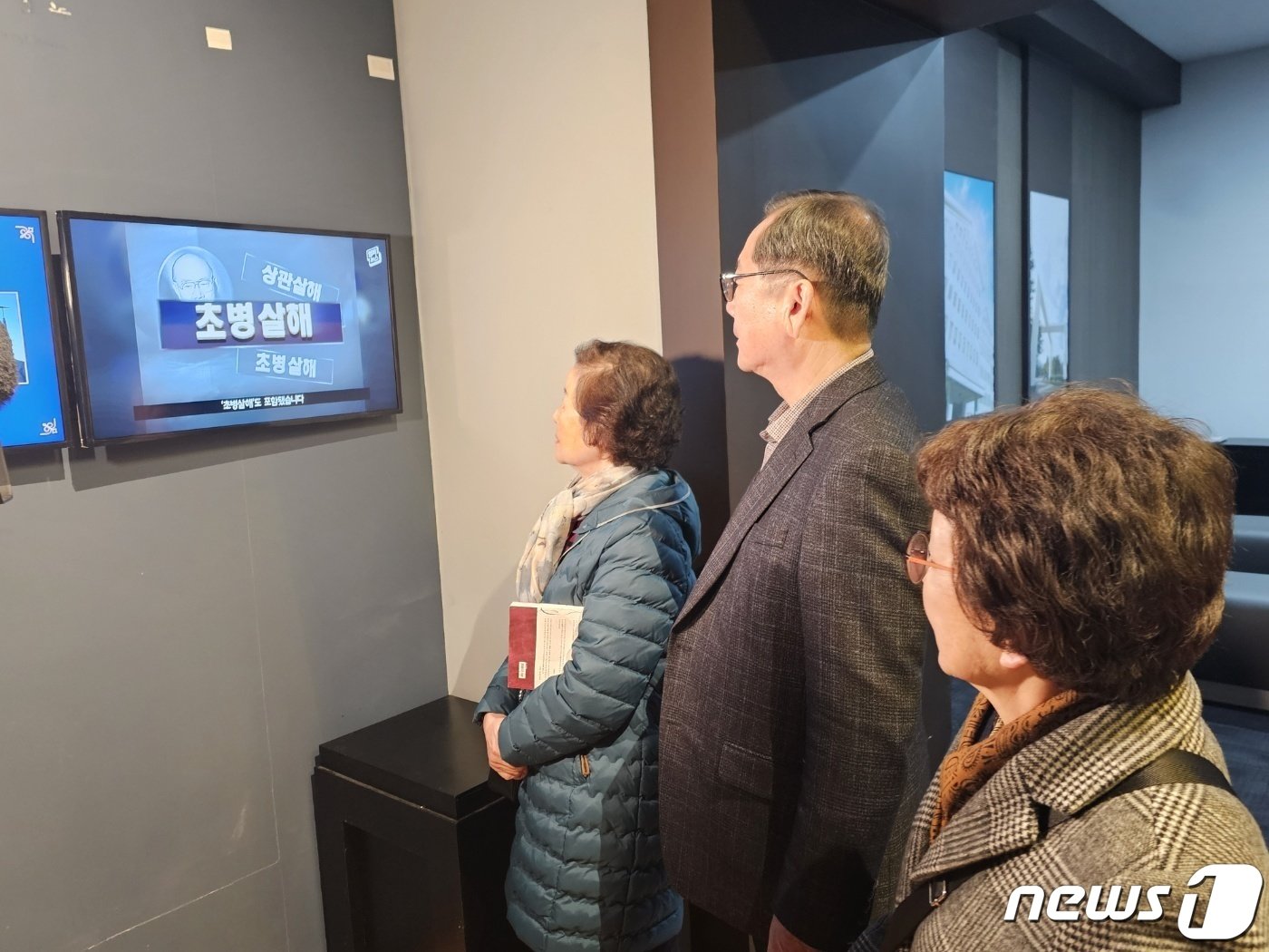 본문 이미지 - 고 정선엽 병장 유가족들이 조선대학교 본관에 조성된 정 병장 추모 공간을 둘러보고 있다.2024.2.16./뉴스1 ⓒ News1 서충섭 기자