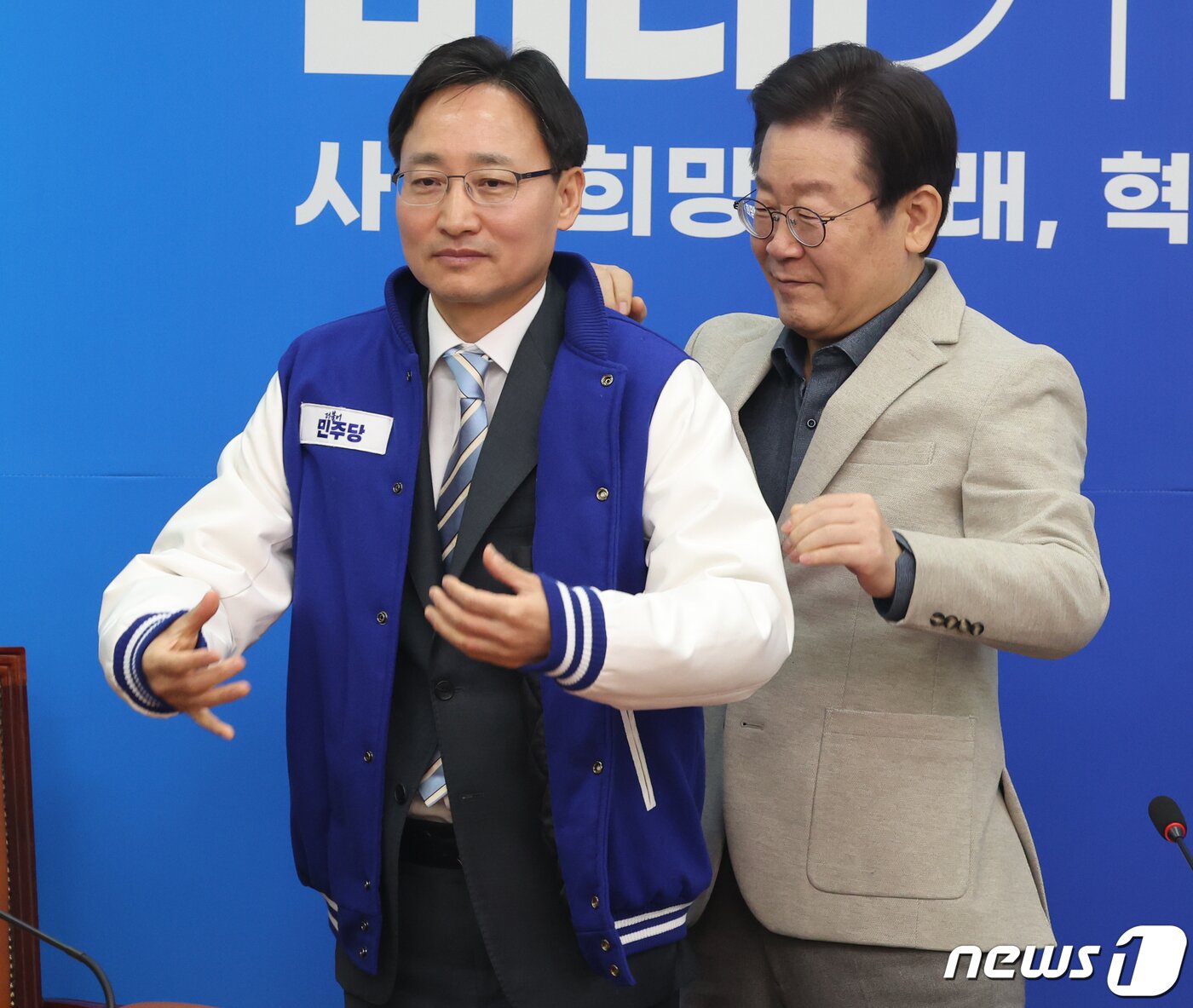 본문 이미지 - 지난해 2월 국회에서 열린 인재환영식에서 당시 더불어민주당 대표였던 이재명 대통령이 전 국세청 차장인 임광현 국세청장 후보에게 민주당 옷을 선물하고 있다. 2024.2.16/뉴스1 ⓒ News1 송원영 기자