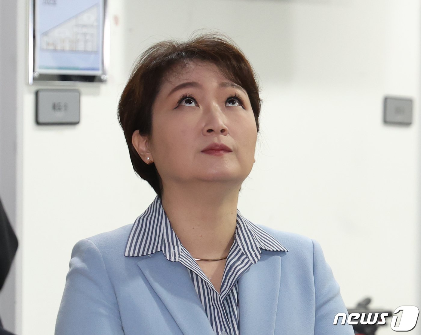 본문 이미지 - 국민의힘을 탈당한 이언주 전 의원이 16일 서울 여의도 국회 소통관에서 더불어민주당 복당 선언 기자회견에 앞서 기자회견 일정표를 확인 하고 있다. 2024.2.16/뉴스1 ⓒ News1 ,송원영 기자