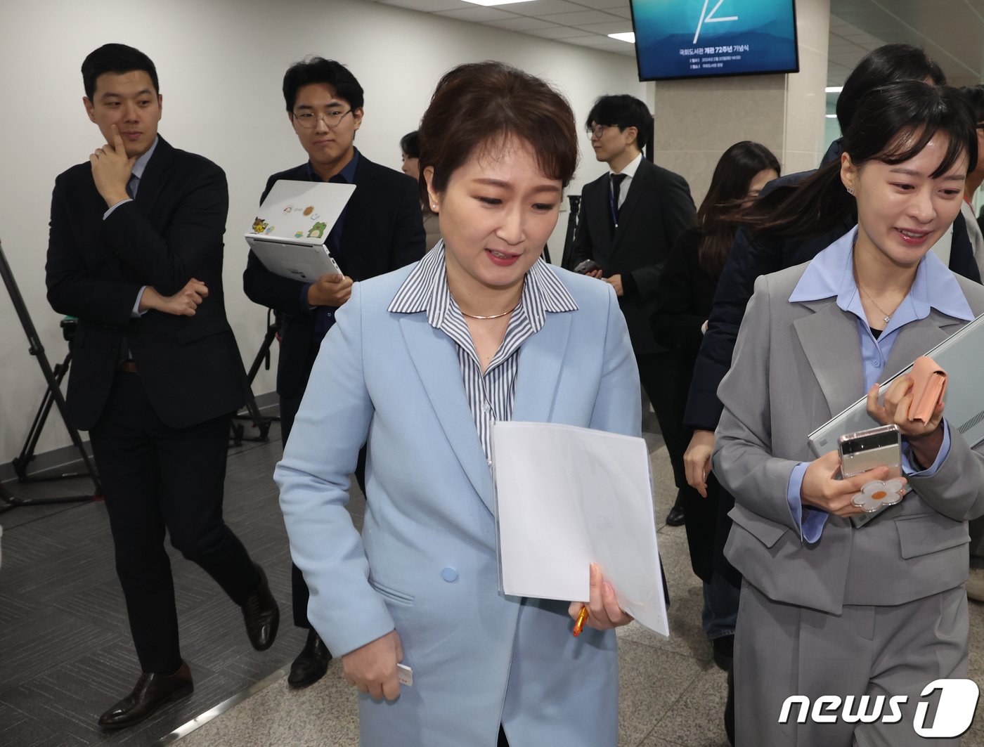 본문 이미지 - 국민의힘을 탈당한 이언주 전 의원이 16일 서울 여의도 국회 소통관에서 더불어민주당 복당 선언 기자회견에 참석하고 있다. 2024.2.16/뉴스1 ⓒ News1 ,송원영 기자