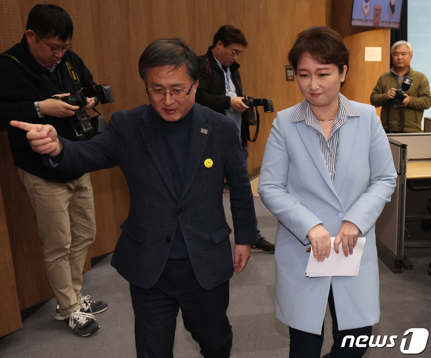 국민의힘을 탈당한 이언주 전 의원이 16일 서울 여의도 국회 소통관에서 더불어민주당 복당 선언 기자회견을 마치고 회견장을 나서고 있다. 2024.2.16/뉴스1 ⓒ News1 ,송원영 기자