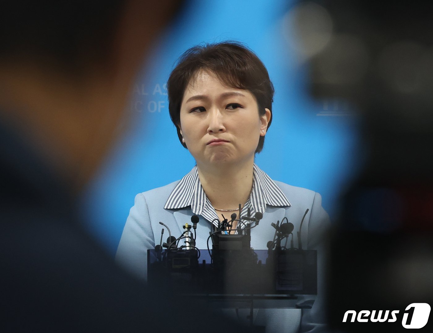 본문 이미지 - 국민의힘을 탈당한 이언주 전 의원이 16일 서울 여의도 국회 소통관에서 더불어민주당 복당 선언 기자회견을 마치고 취재진의 질문을 받고 있다. 2024.2.16/뉴스1 ⓒ News1 ,송원영 기자