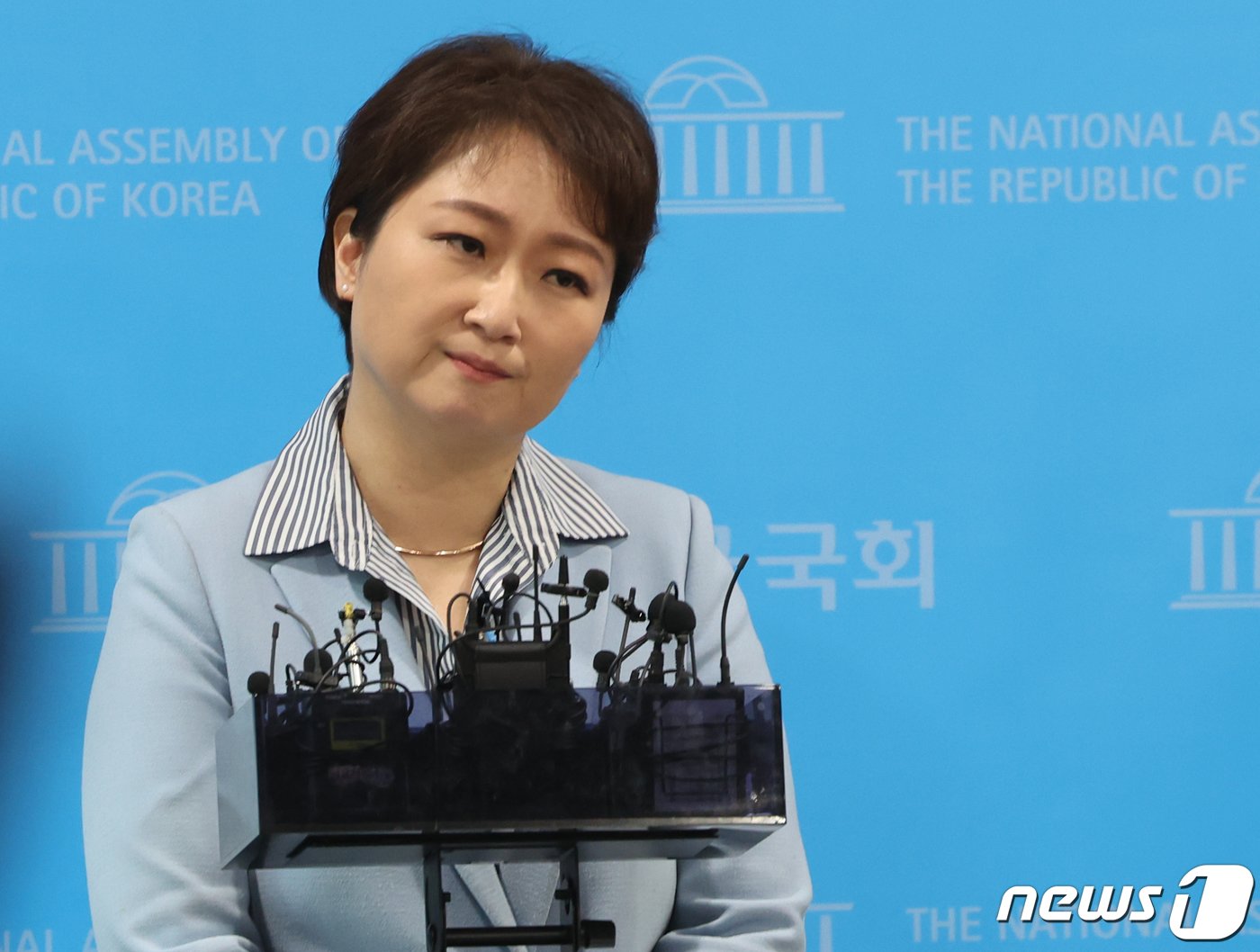 본문 이미지 - 국민의힘을 탈당한 이언주 전 의원이 16일 서울 여의도 국회 소통관에서 더불어민주당 복당 선언 기자회견을 마치고 취재진의 질문을 받고 있다. 2024.2.16/뉴스1 ⓒ News1 ,송원영 기자